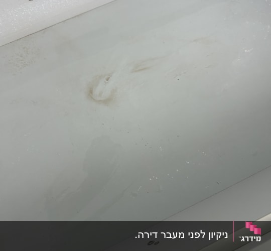 תקריב של פנים ארון או מגירה עם כתמים ולכלוך
